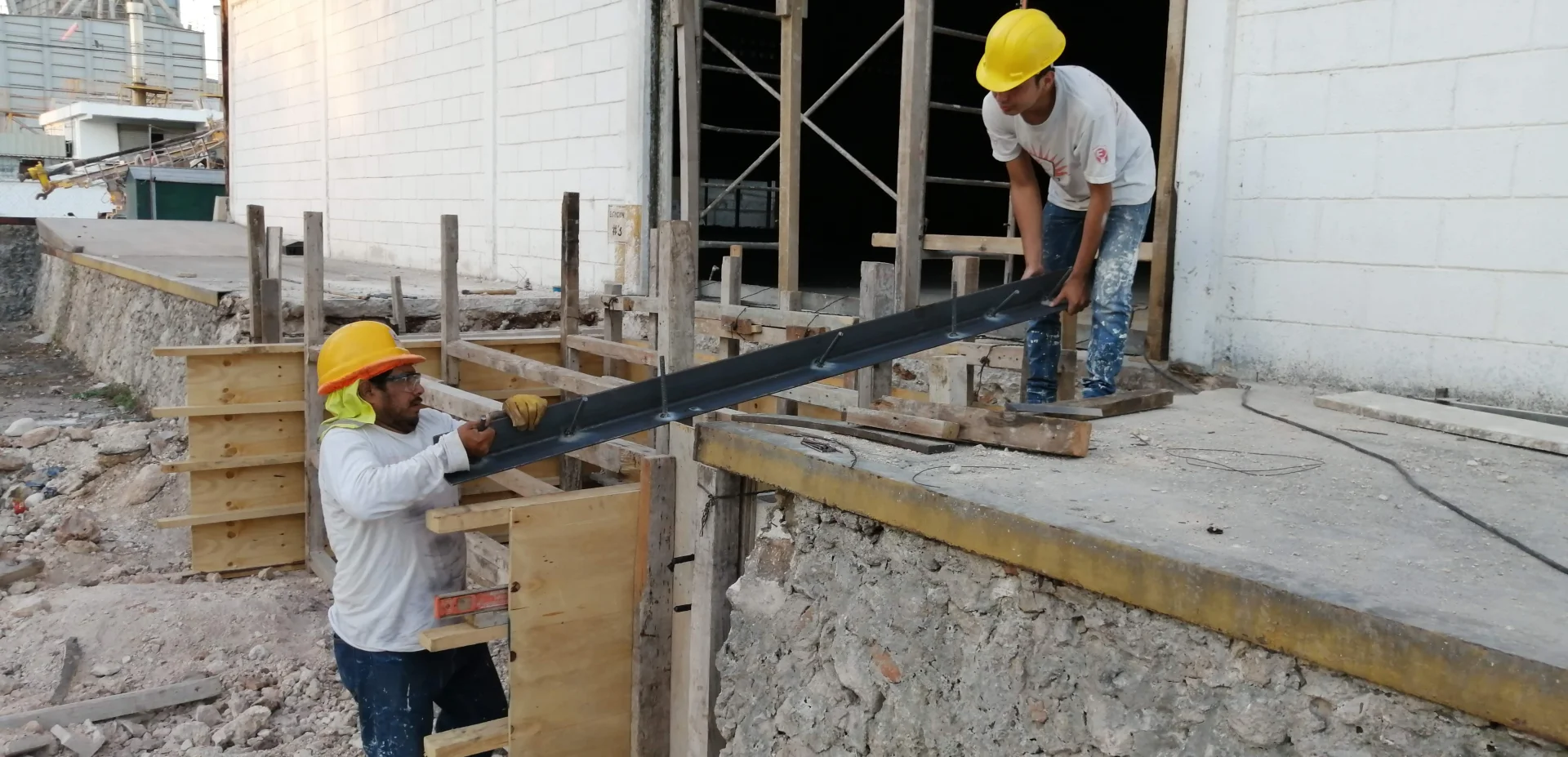 Inicio de construccion de anden de carga